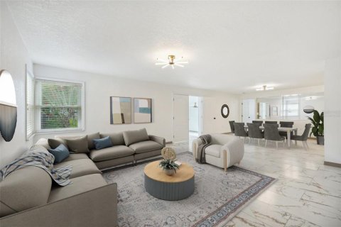 House in Orlando, Florida 4 bedrooms, 251.95 sq.m. № 1900587 - photo 10