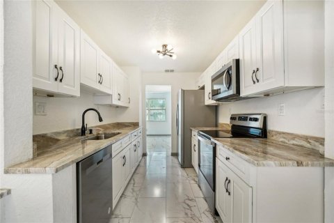 House in Orlando, Florida 4 bedrooms, 251.95 sq.m. № 1900587 - photo 7