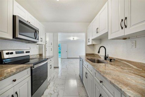 House in Orlando, Florida 4 bedrooms, 251.95 sq.m. № 1900587 - photo 8