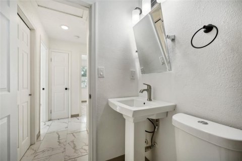 House in Orlando, Florida 4 bedrooms, 251.95 sq.m. № 1900587 - photo 16