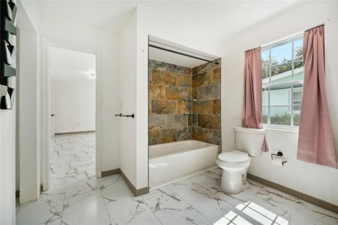 House in Orlando, Florida 4 bedrooms, 251.95 sq.m. № 1900587 - photo 13