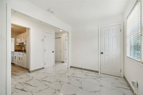 House in Orlando, Florida 4 bedrooms, 251.95 sq.m. № 1900587 - photo 9