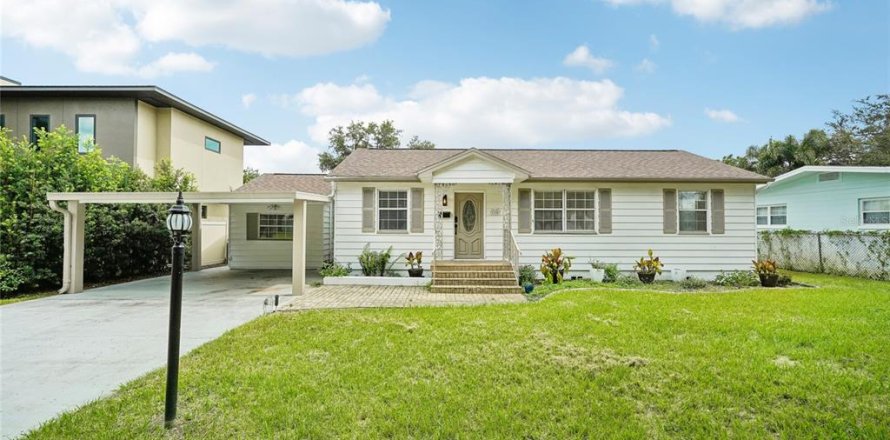 House in Orlando, Florida 4 bedrooms, 251.95 sq.m. № 1900587