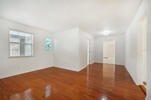House in Orlando, Florida 4 bedrooms, 251.95 sq.m. № 1900587 - photo 4