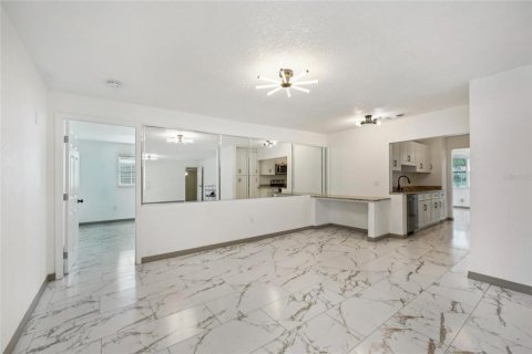 House in Orlando, Florida 4 bedrooms, 251.95 sq.m. № 1900587 - photo 14