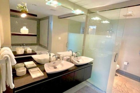 Купить кондоминиум в Майами, Флорида 1 спальня, 74.23м2, № 1954818 - фото 12