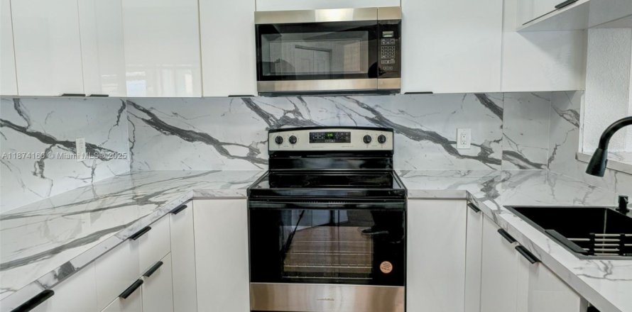 Кондоминиум с 1 спальней в Пемброк-Пайнс, Флорида № 1928397