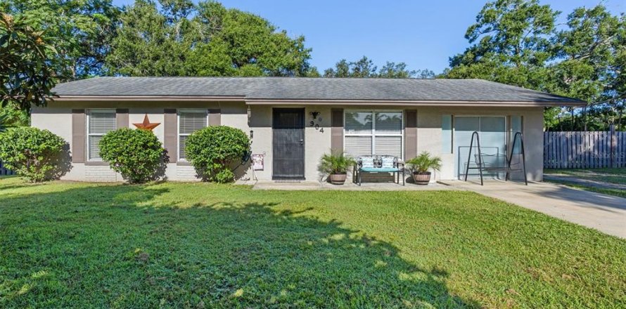 House in Lady Lake, Florida 4 bedrooms, 120.77 sq.m. № 1913509