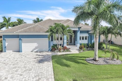 House in Port Charlotte, Florida 3 bedrooms, 218.51 sq.m. № 2369677