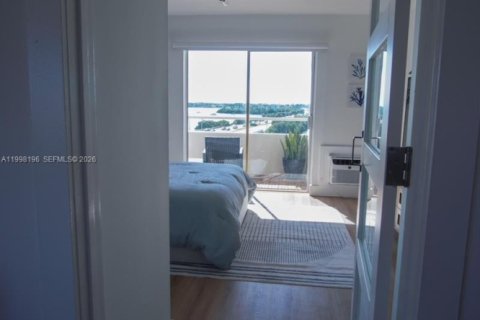 Condo in North Bay Village, Florida, 1 bedroom  № 2256236 - photo 6