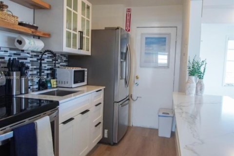 Condo in North Bay Village, Florida, 1 bedroom  № 2256236 - photo 10