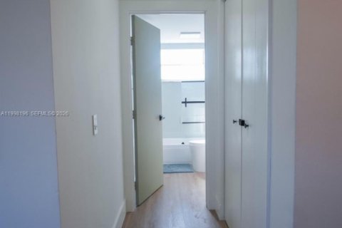 Condo in North Bay Village, Florida, 1 bedroom  № 2256236 - photo 13