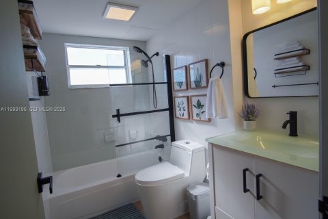 Condo in North Bay Village, Florida, 1 bedroom  № 2256236 - photo 15