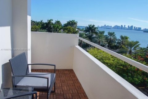 Condo in North Bay Village, Florida, 1 bedroom  № 2256236 - photo 2