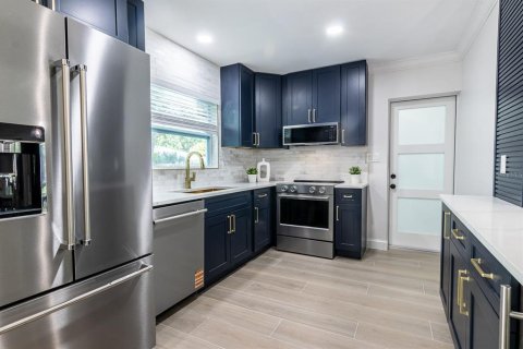 House in Sarasota, Florida 3 bedrooms, 165.64 sq.m. № 2093757 - photo 9