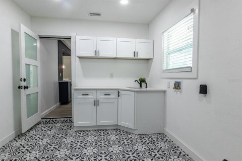 House in Sarasota, Florida 3 bedrooms, 165.64 sq.m. № 2093757 - photo 13