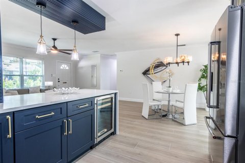 House in Sarasota, Florida 3 bedrooms, 165.64 sq.m. № 2093757 - photo 15