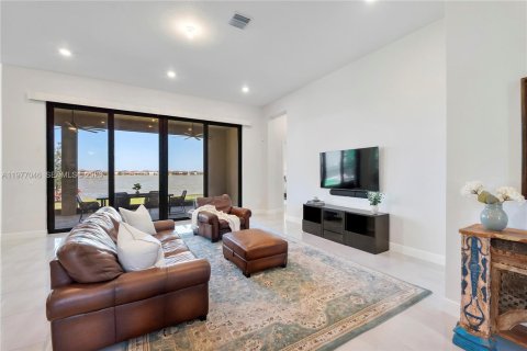 Купить виллу или дом в Паркленд, Флорида 4 спальни, 390.47м2, № 2043395 - фото 9