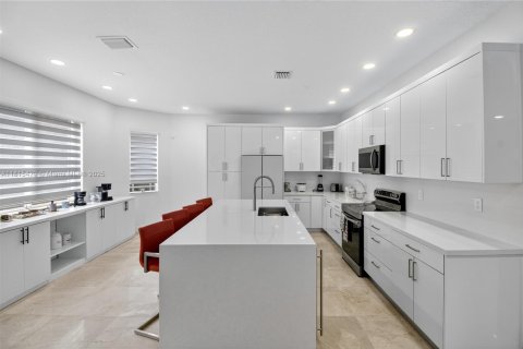 Villa ou maison à vendre à Miami, Floride: 5 chambres, 313.17 m2 № 2054355 - photo 17