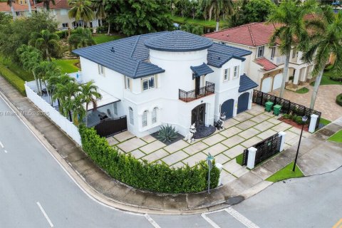 Villa ou maison à vendre à Miami, Floride: 5 chambres, 313.17 m2 № 2054355 - photo 2