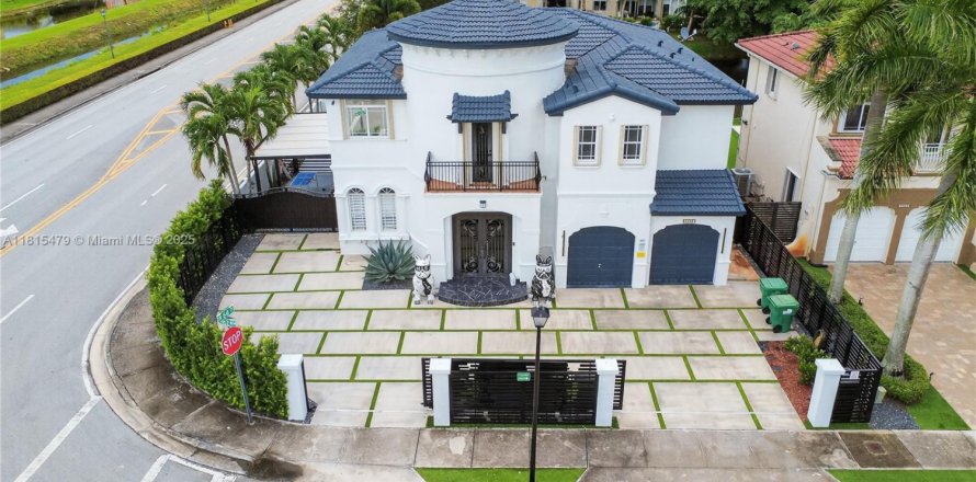 Villa ou maison à Miami, Floride 5 chambres, 313.17 m2 № 2054355
