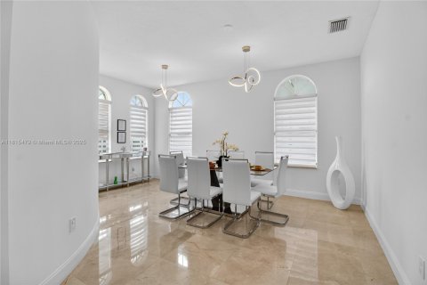 Villa ou maison à vendre à Miami, Floride: 5 chambres, 313.17 m2 № 2054355 - photo 12