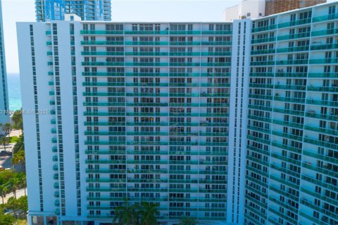 Condominio en venta en Sunny Isles Beach, Florida, 1 dormitorio, 92.07 m2 № 1697517 - foto 14