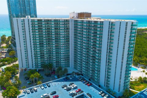 Condominio en venta en Sunny Isles Beach, Florida, 1 dormitorio, 92.07 m2 № 1697517 - foto 3