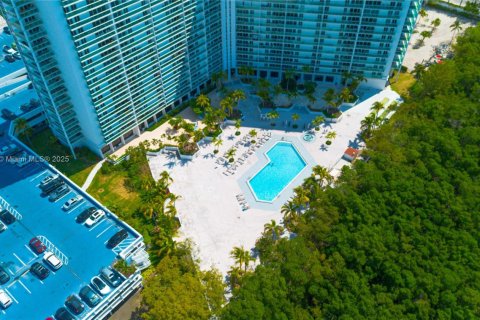 Condominio en venta en Sunny Isles Beach, Florida, 1 dormitorio, 92.07 m2 № 1697517 - foto 9