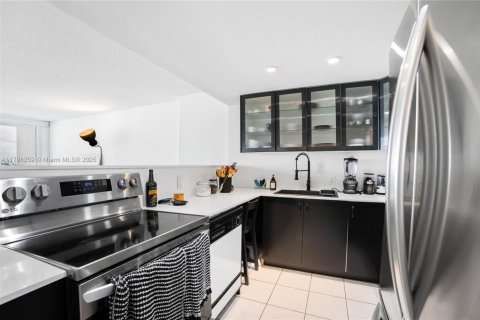 Condominio en venta en Sunny Isles Beach, Florida, 1 dormitorio, 92.07 m2 № 1697517 - foto 19