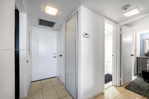 Condominio en venta en Sunny Isles Beach, Florida, 1 dormitorio, 92.07 m2 № 1697517 - foto 18
