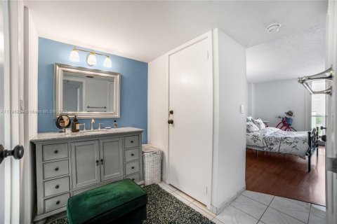 Condominio en venta en Sunny Isles Beach, Florida, 1 dormitorio, 92.07 m2 № 1697517 - foto 23