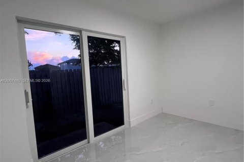 Casa en alquiler en Miami, Florida, 3 dormitorios, 145.58 m2 № 2073488 - foto 5
