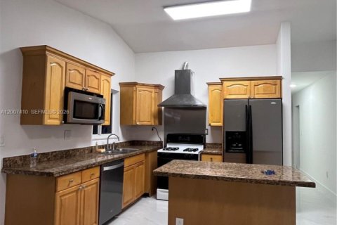 Casa en alquiler en Miami, Florida, 3 dormitorios, 145.58 m2 № 2073488 - foto 3