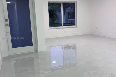 Casa en alquiler en Miami, Florida, 3 dormitorios, 145.58 m2 № 2073488 - foto 2