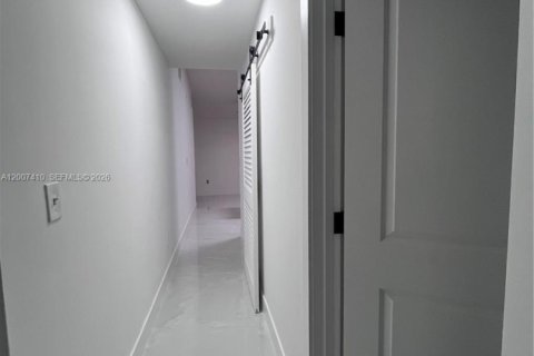 Casa en alquiler en Miami, Florida, 3 dormitorios, 145.58 m2 № 2073488 - foto 11