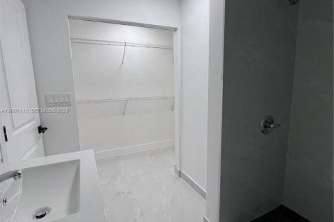 Casa en alquiler en Miami, Florida, 3 dormitorios, 145.58 m2 № 2073488 - foto 6
