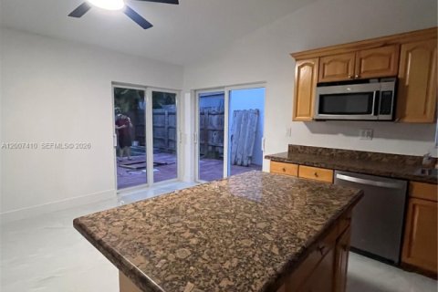 Casa en alquiler en Miami, Florida, 3 dormitorios, 145.58 m2 № 2073488 - foto 4