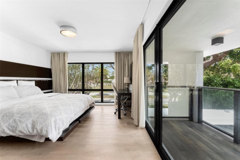 House in Miami, Florida 4 bedrooms, 395.67 sq.m. № 1958495 - photo 17