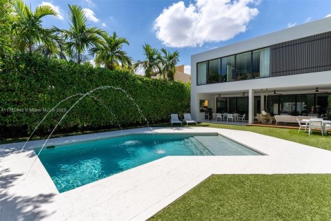 House in Miami, Florida 4 bedrooms, 395.67 sq.m. № 1958495 - photo 1