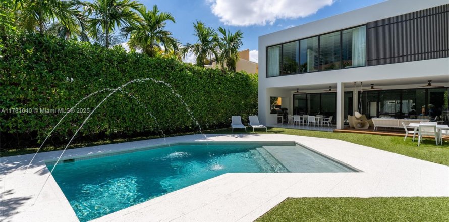 House in Miami, Florida 4 bedrooms, 395.67 sq.m. № 1958495