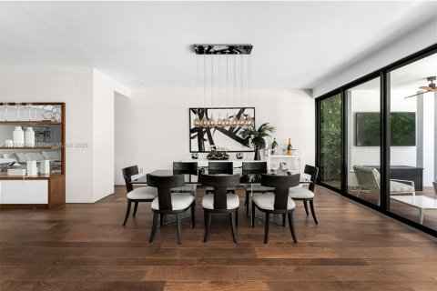 House in Miami, Florida 4 bedrooms, 395.67 sq.m. № 1958495 - photo 10