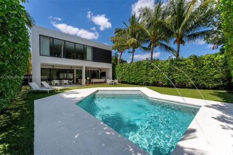 House in Miami, Florida 4 bedrooms, 395.67 sq.m. № 1958495 - photo 20