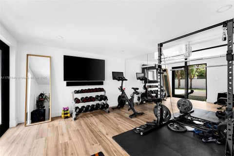 House in Miami, Florida 4 bedrooms, 395.67 sq.m. № 1958495 - photo 19