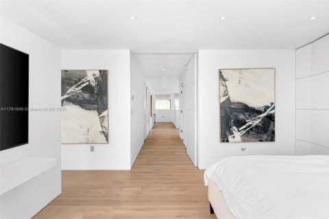 House in Miami, Florida 4 bedrooms, 395.67 sq.m. № 1958495 - photo 16