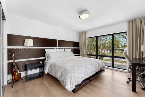 House in Miami, Florida 4 bedrooms, 395.67 sq.m. № 1958495 - photo 18