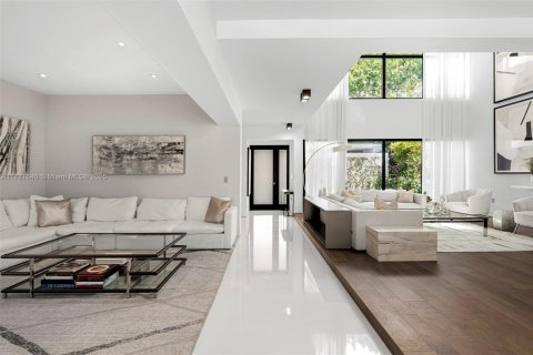 House in Miami, Florida 4 bedrooms, 395.67 sq.m. № 1958495 - photo 6