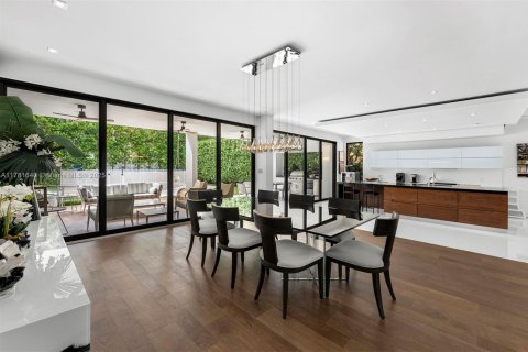 House in Miami, Florida 4 bedrooms, 395.67 sq.m. № 1958495 - photo 11