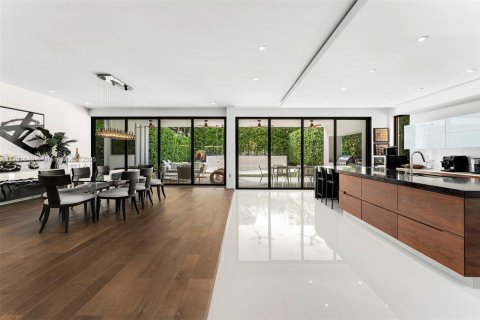 House in Miami, Florida 4 bedrooms, 395.67 sq.m. № 1958495 - photo 9