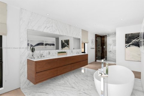 House in Miami, Florida 4 bedrooms, 395.67 sq.m. № 1958495 - photo 14
